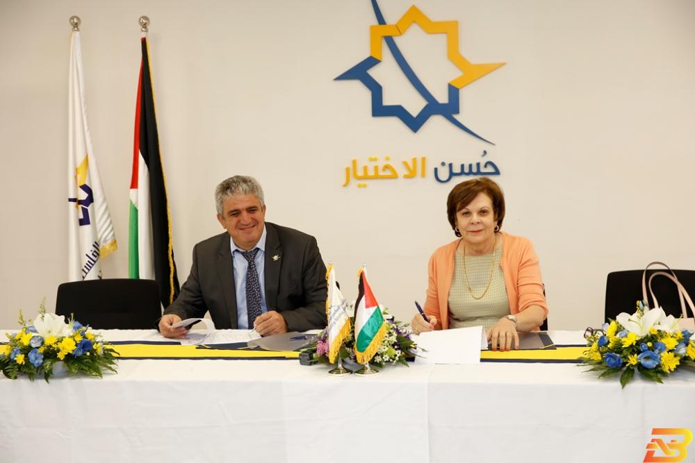 جانب من توقيع الاتفاقية ’الإسلامي الفلسطيني’ يوقع اتفاقية مع ’التعاون’ لإنشاء غرف صفية في القدس