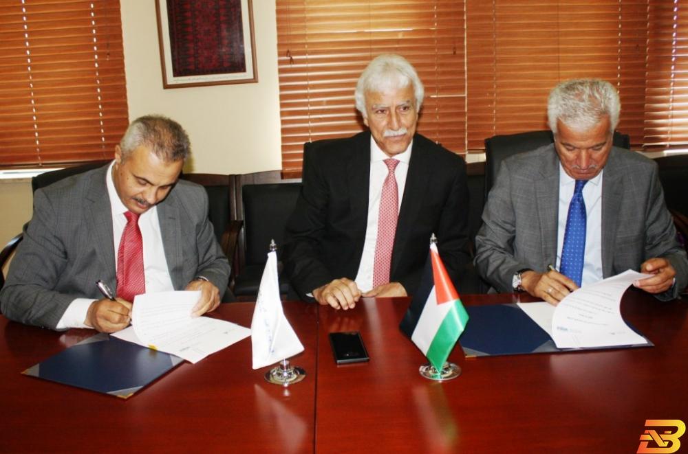 جانب من توقيع الاتفاقية التربية والبنك العربي وإنجاز يتفقون على تحسين البيئة المدرسية