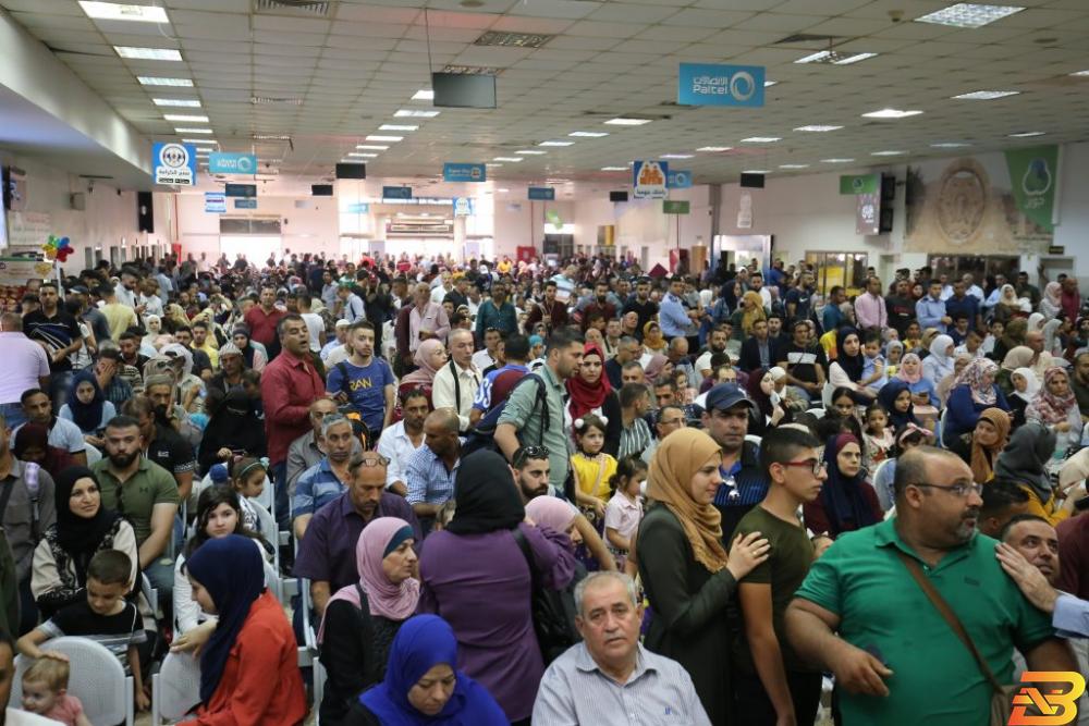 مسافرون في استراحة أريحا ثاني أيام عيد الأضحى المبارك أكثر من 10 آلاف مسافر غادروا البلاد ثاني أيام العيد