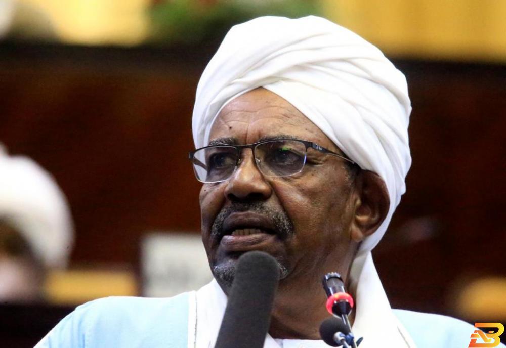 الرئيس السوداني المخلوع عمر البشير في صورة من أرشيف رويترز شاهد: البشير قال لمحققين إنه تلقى الملايين من السعودية