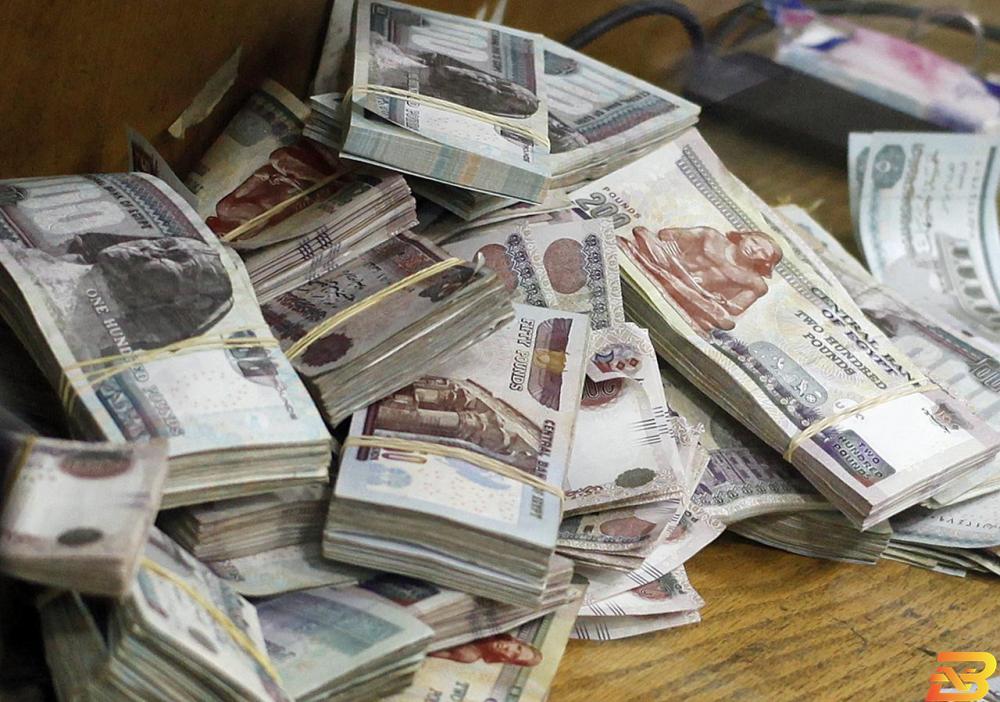 رزم نقود في بنك في القاهرة. صورة من أرشيف رويترز محللون: معظم ودائع شهادات قناة السويس المصرية ستبقى بالبنوك بعد استحقاقها