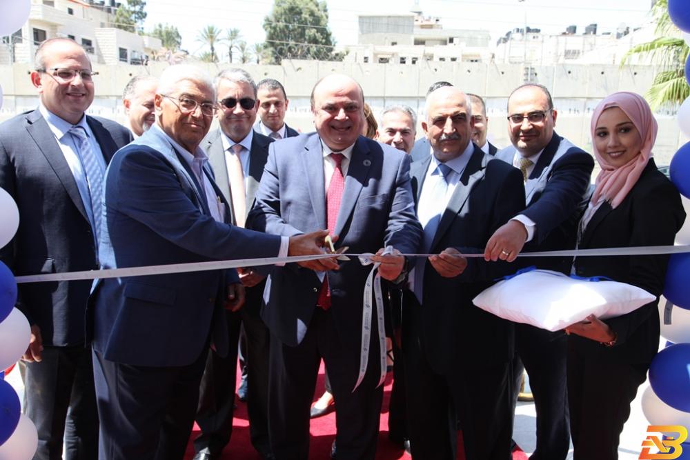 قص شريط الافتتاح افتتاح فرع جديد للبنك التجاري الأردني في بلدة الرام