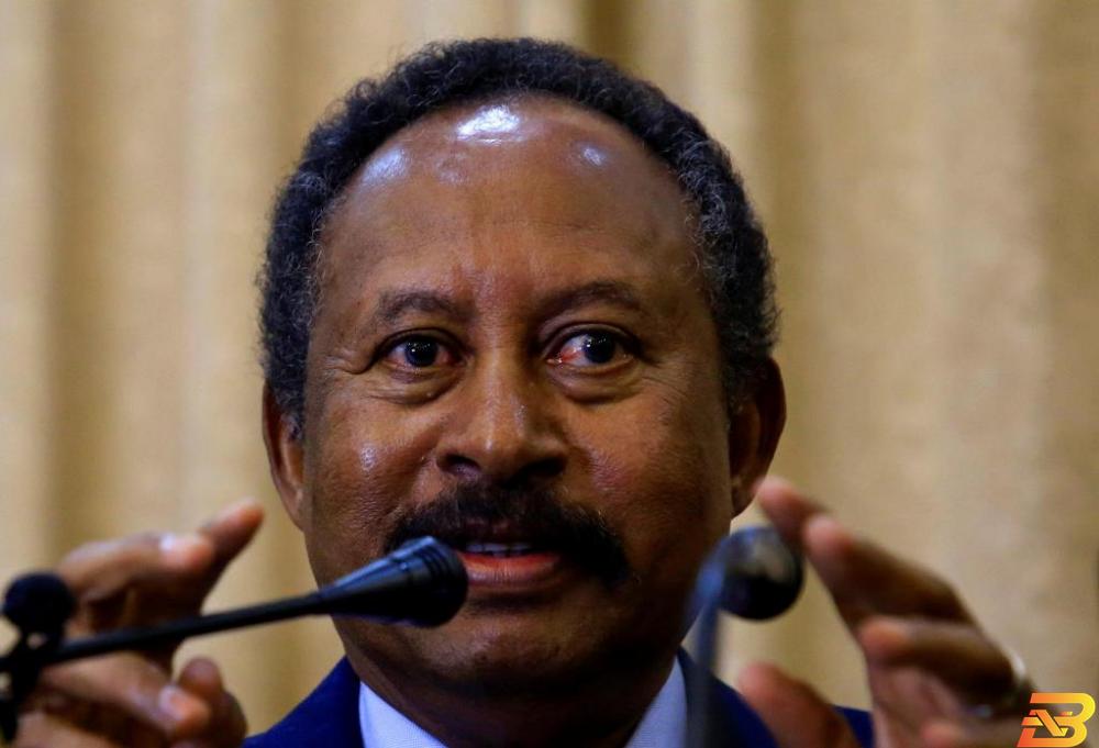 رئيس وزراء السودان الجديد عبد الله حمدوك خلال مؤتمر صحفي في الخرطوم يوم الاربعاء. تصوير: محمد نورالدين عبدالله - رويترز رئيس وزراء السودان الجديد يتعهد بتحقيق السلام وحل الأزمة الاقتصادية