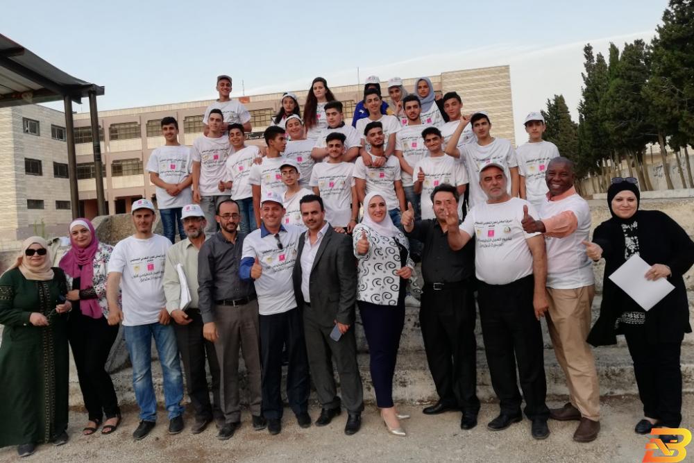 صورة جماعية للمشاركين في المخيم بنك فلسطين يقدم رعاية لمخيم العمل التطوعي الأول في عصيرة الشمالية