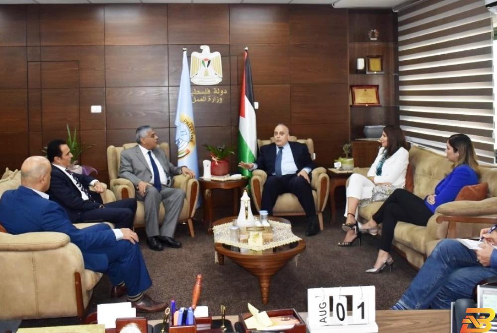 جانب من الاجتماع وزير العمل يبحث مع جمعية البنوك آفاق التعاون