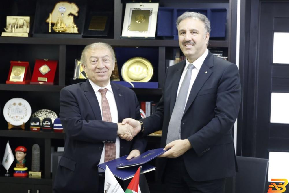 جانب من توقيع الاتفاقية توقيع اتفاقية تعاون بين ’الإذاعة والتلفزيون’ و’المواصفات والمقاييس’
