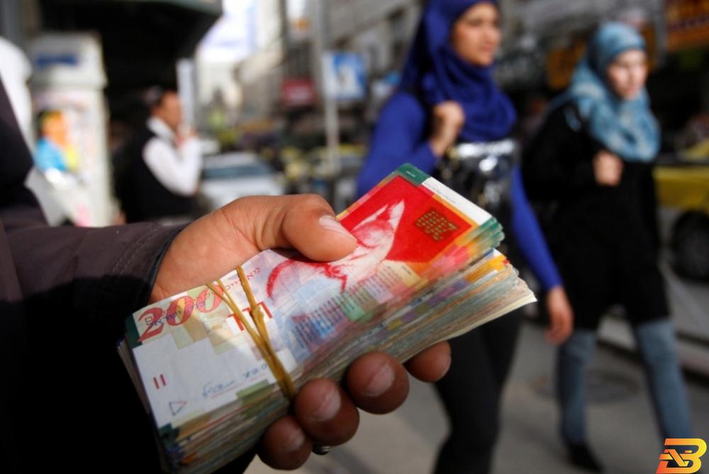 عامل صرافة متجول في رام الله-أرشيف رويترز هل انتهت أزمة المقاصة؟