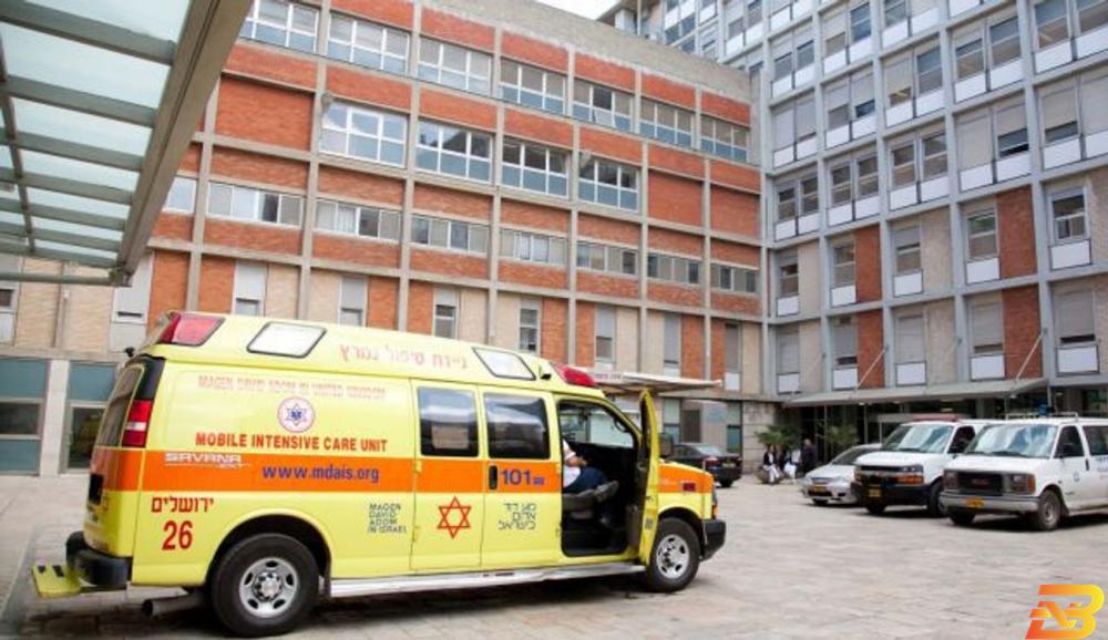 مركبة إسعاف أمام مستشفى هداسا في القدس-أرشيف وكالات ’هداسا’ في طريقه للإفلاس بعد وقف تحويل المرضى الفلسطينيين إليه