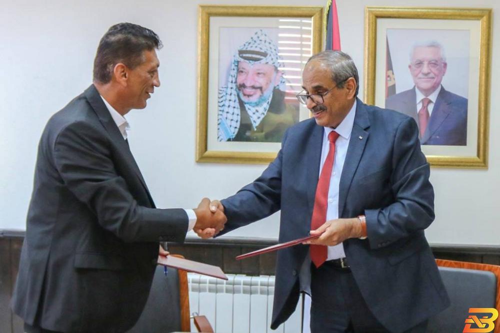 جانب من توقيع الاتفاقيات الأشغال العامة تبرم اتفاقيات لإعادة إنشاء وتأهيل ثلاثة طرق