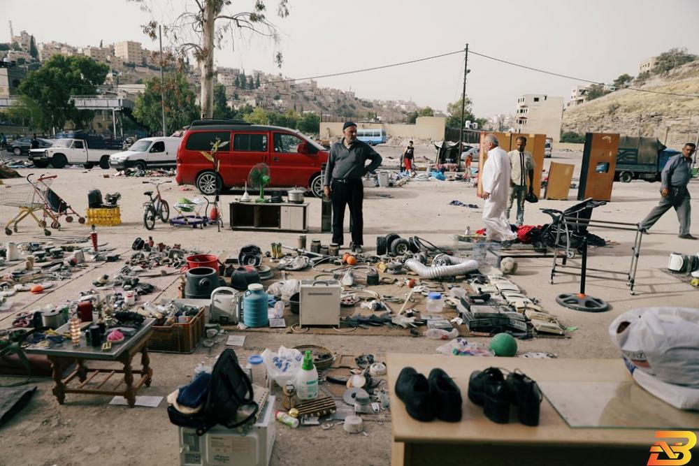 رجل يبيع على بسطة وسط عمان-أرشيف وكالات خبراء: ’النقد الدولي’ والتحول الاقتصادي بالأردن.. تجربة لم تنجح بعد
