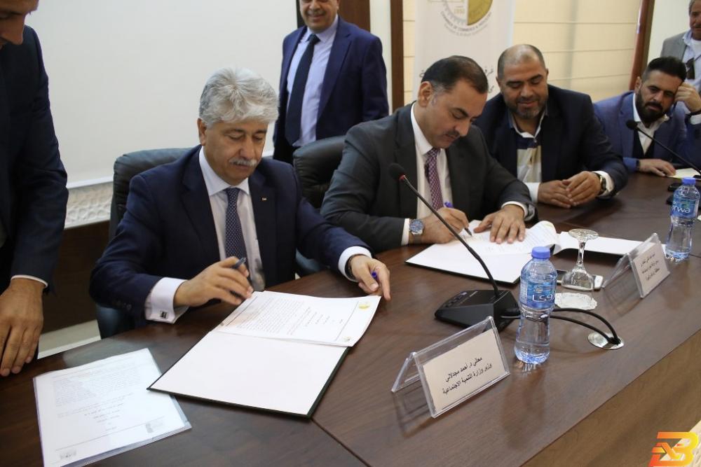 جانب من توقيع الاتفاقية وزارة التنمية الاجتماعية وغرفة تجارة رام الله توقعان مذكرة تفاهم