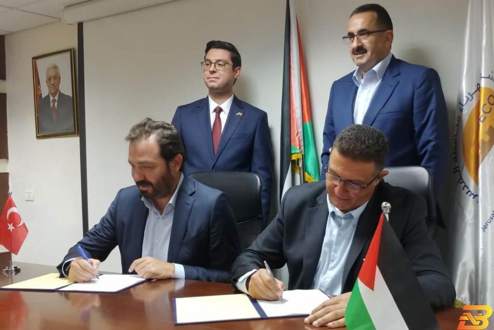 جانب من توقيع الاتفاقية شركة كهرباء القدس توقّع اتفاقية مع شركة تركية