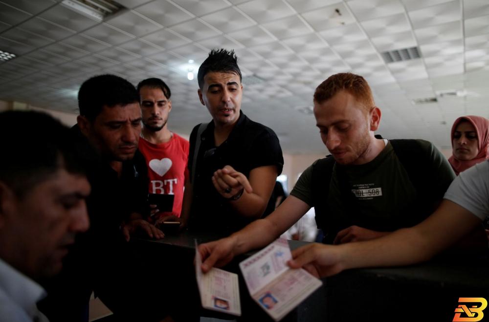 شاب فلسطيني ينتظر الحصول على تصريح للسفر عند معبر رفح في قطاع غزة في صورة بتاريخ الثامن من يوليو تموز 2019. تصوير: محمد سالم - رويترز. الحرب والفقر يدفعان سكان غزة لالتماس حياة أفضل في أوروبا.. رغم المخاطر