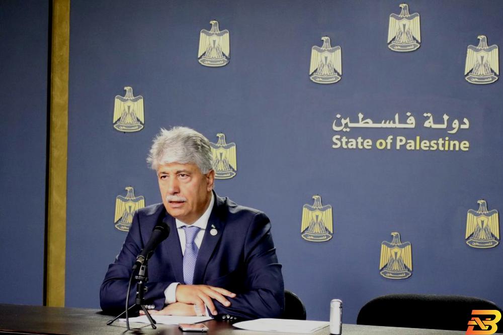 وزير التنمية الاجتماعية أحمد مجدلاني يتحدث خلال المؤتمر وزير التنمية: صرفنا 95 مليون شيقل لقطاع غزة الشهر الماضي