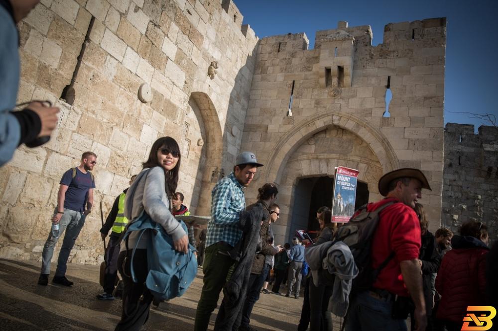 صورة توضيحية-سواح يستعدون لجولة في البلدة القديمة بالقدس-أرشيف وكالات انترنت WIFI مجاني في البلدة القديمة بالقدس