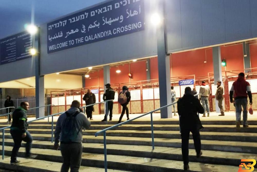 مواطنون يجتازون حاجز قلنديا في طريقهم إلى القدس-أرشيف وكالات إغلاق حاجز قلنديا اعتباراً من اليوم وحتى الأحد المقبل