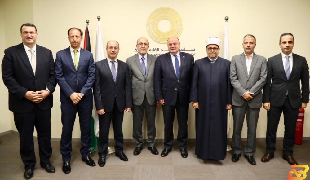 أعضاء من الهيئة الجديدة برفقة الشوا وقسيس سلطة النقد وهيئة سوق رأس المال تعيدان تشكيل الهيئة العليا للرقابة الشرعية