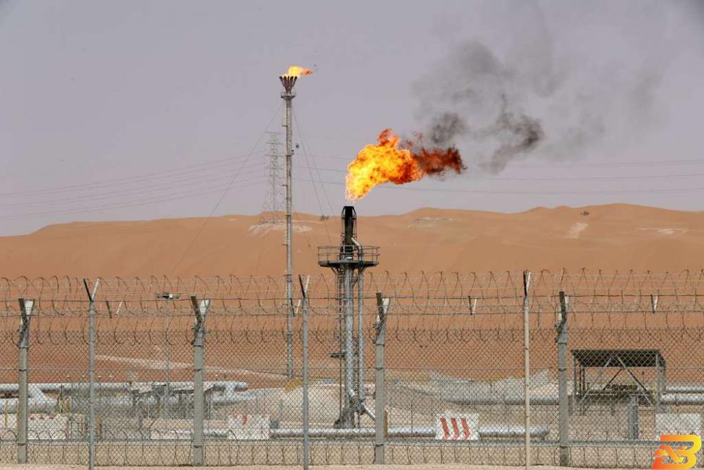 حقل للنفط في السعودية بصورة من أرشيف رويترز الهجمات على السعودية تستحضر شبح ارتفاع النفط إلى 100 دولار