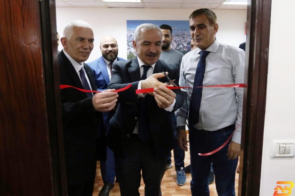 جانب من جولة رئيس الوزراء في بيت لحم اشتية: خطتنا التنموية في بيت لحم تشمل كامل المحافظة بمدنها وريفها