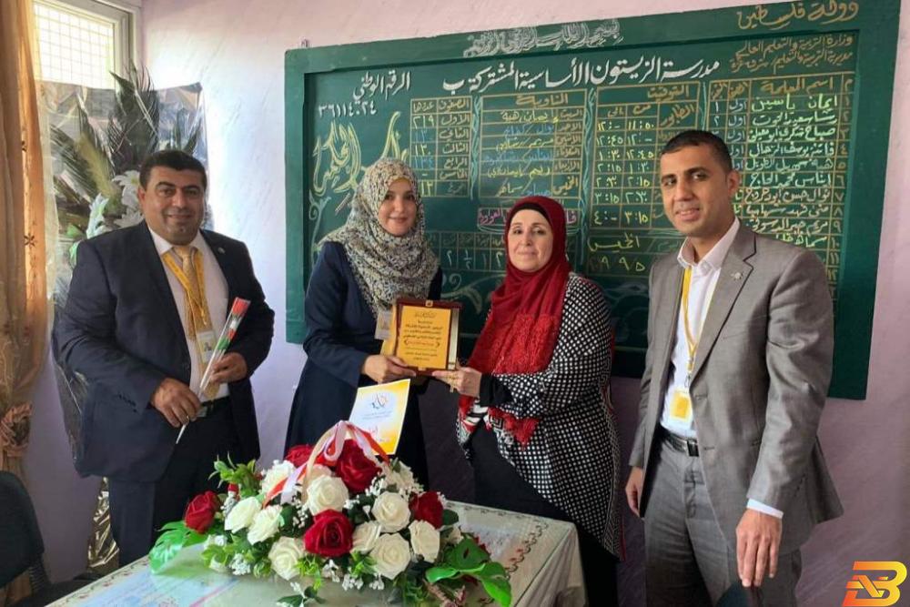 جانب من تسليم الدعم البنك الإسلامي الفلسطيني يدعم مدرسة الزيتون في غزة