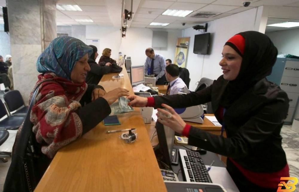 مواطنة تجري معاملة بنكية في أحد المصارف العاملة في رام الله-أرشيف وكالات النقد: حافظنا على استقرار ومتانة الجهاز المصرفي وتطور أعماله