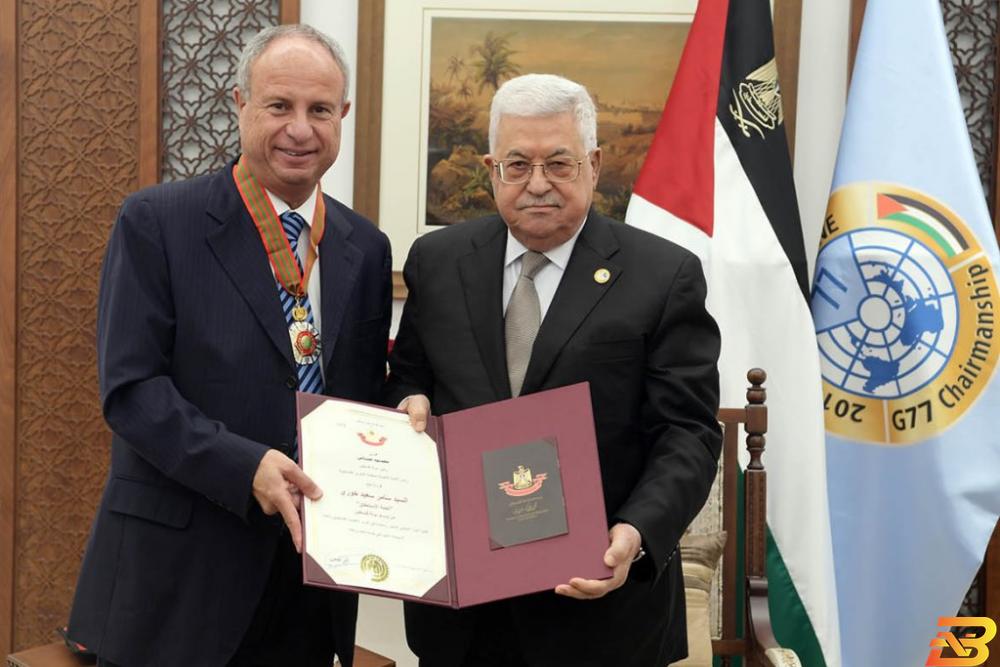 جانب من التكريم الرئيس يقلد سامر خوري ’نجمة الاستحقاق’ من وسام دولة فلسطين