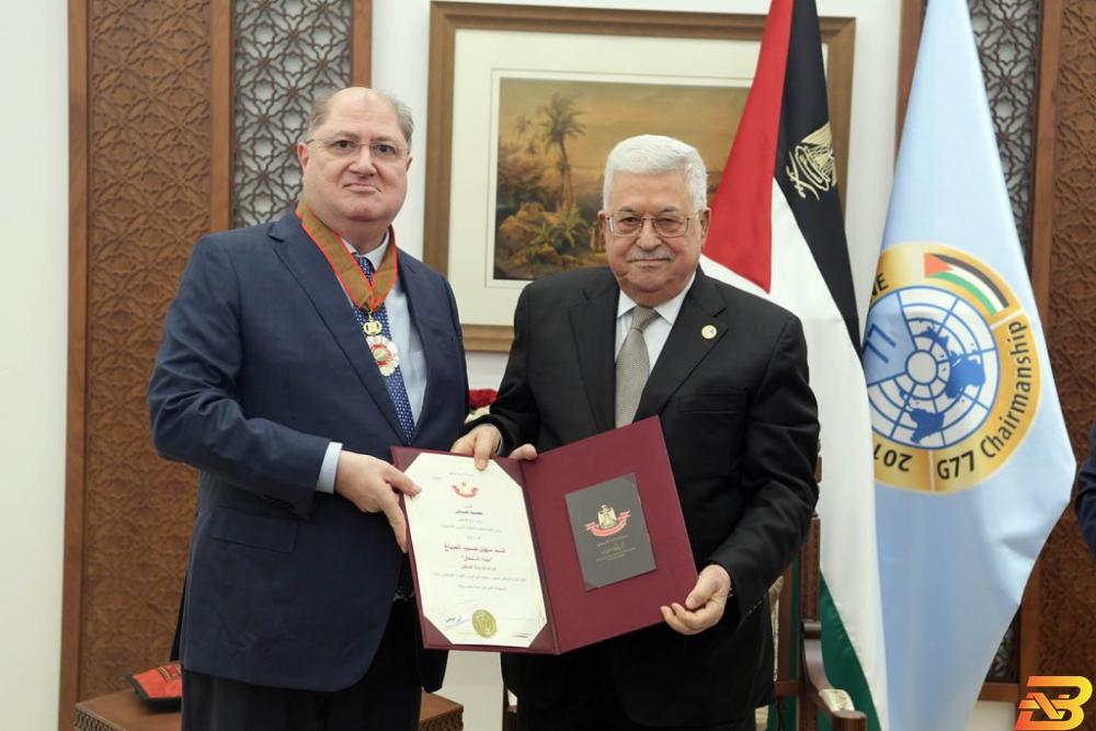 جانب من التكريم الرئيس يقلد سهيل الصباغ ’نجمة الاستحقاق’ من وسام دولة فلسطين