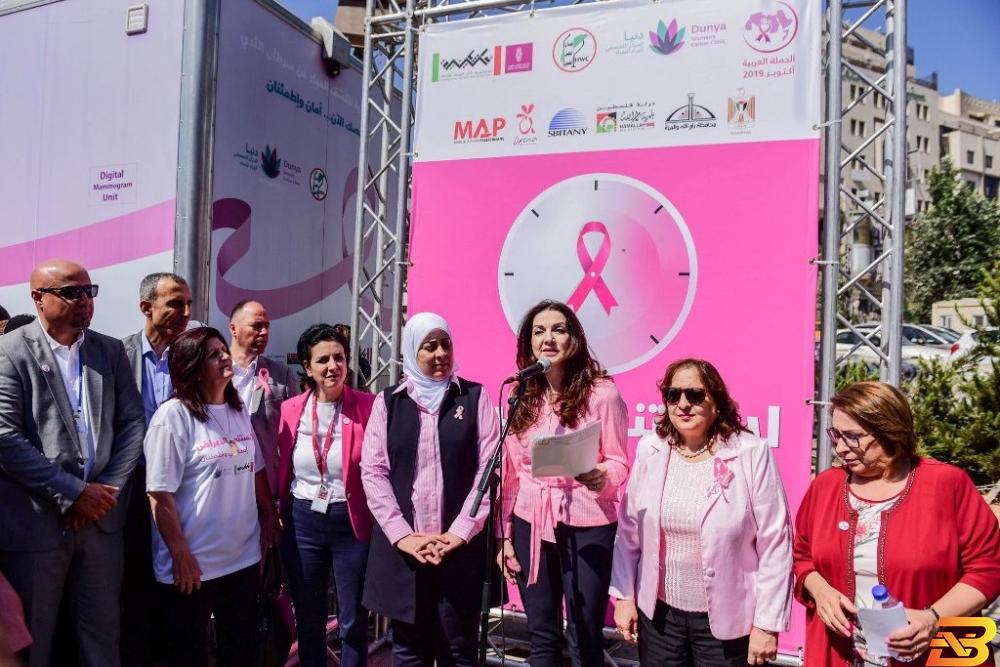 جانب من إطلاق الفعالية العمل الصحي وبنك فلسطين يطلقون حملة أكتوبر الوردي