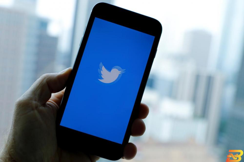 شعار تطبيق تويتر على هاتف آيفون في صورة التقطت في ولاية كاليفورنيا الأمريكية يوم 22 سبتمبر أيلول 2019. تصوير: مايك بليك - رويترز. عودة خدمات تويتر بعد عطل عالمي أثر على آلاف المستخدمين