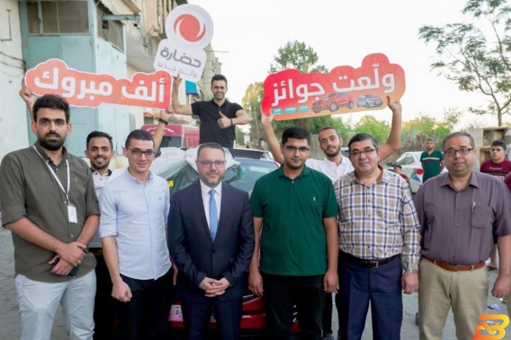 جانب من تسليم الجيب للفائز حضارة تفاجئ مشترك في غزة بجيب فاخر