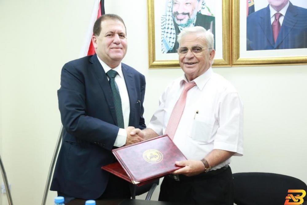 جانب من توقيع مذكرة التفاهم جامعة القدس المفتوحة وبنك الأردن يوقّعان مذكرة تفاهم