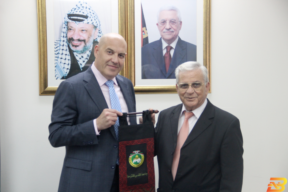 رئيس جامعة القدس المفتوحة يونس عمرو يكرّم الرئيس التنفيذي لبنك القدس صلاح هدمي بنك القدس يدعم صندوق الطالب المحتاج في جامعة القدس المفتوحة