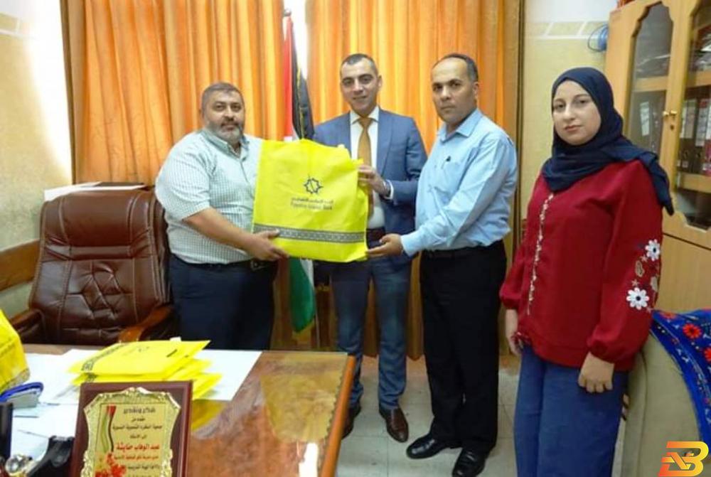 جانب من تسليم التبرع البنك الإسلامي الفلسطيني يدعم مدرسة في قباطية