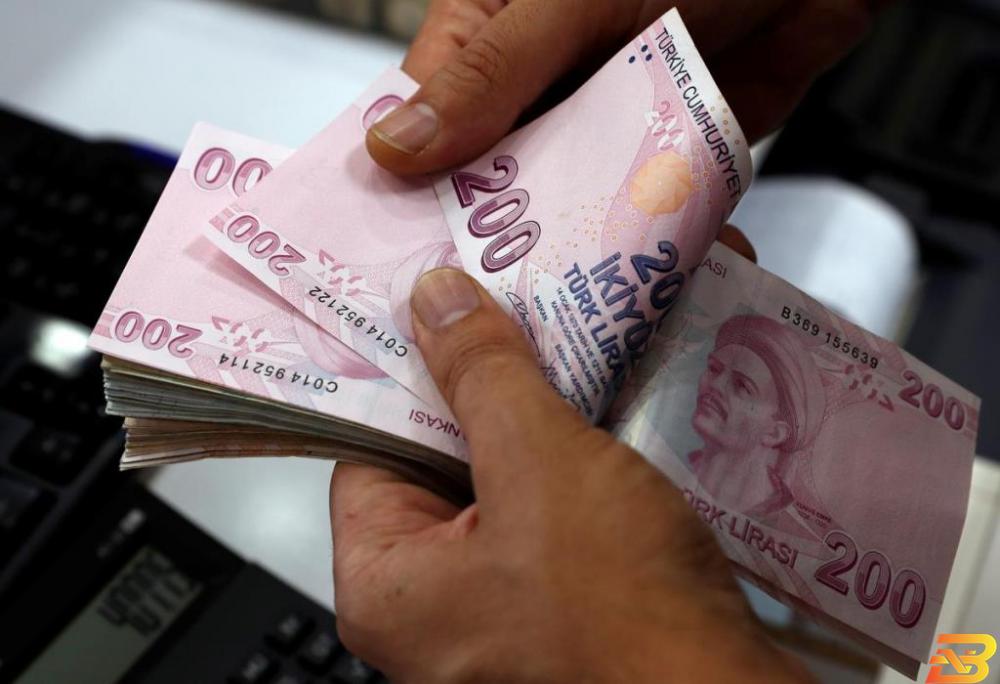 ليرات تركية بمكتب للصرافة - أرشيف رويترز تحليل-توغل تركيا في سوريا قد يضر باقتصادها