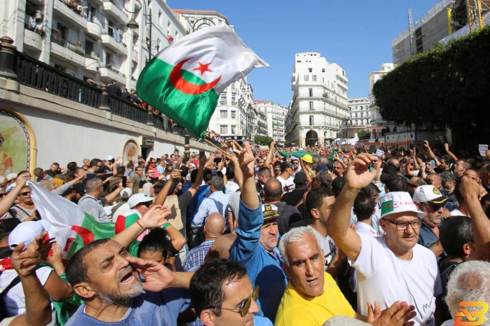 محتجون يهتفون خلال مظاهرة ضد قانون مقترح بشأن الطاقة في الجزائر يوم الأحد. تصوير: رمزي بودينا - رويترز. مئات الجزائريين يحتجون على قانون مقترح بشأن الطاقة