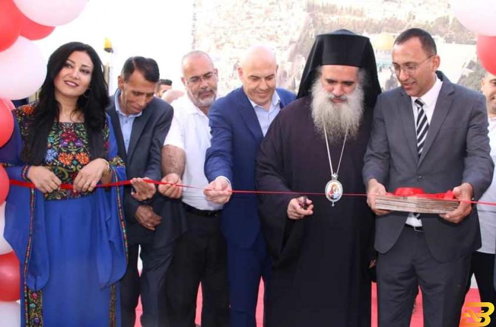 جانب من قص شريط الافتتاح بنك القدس يرعى إفتتاح جمعية خيرية في القدس