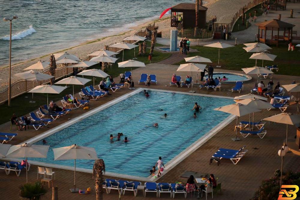 مصطافون في أحد فنادق غزة-أرشيف رويترز مؤسسات القطاع السياحي في غزة .. الركود سيد الموقف