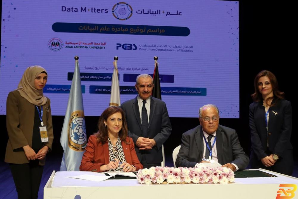 جانب من توقيع مبادرة علم البيانات بين جهاز الإحصاء والجامعة العربية الأمريكية توصية بتبني مبادرة علم البيانات في فلسطين وتضمين مهاراته للمناهج التعليمية