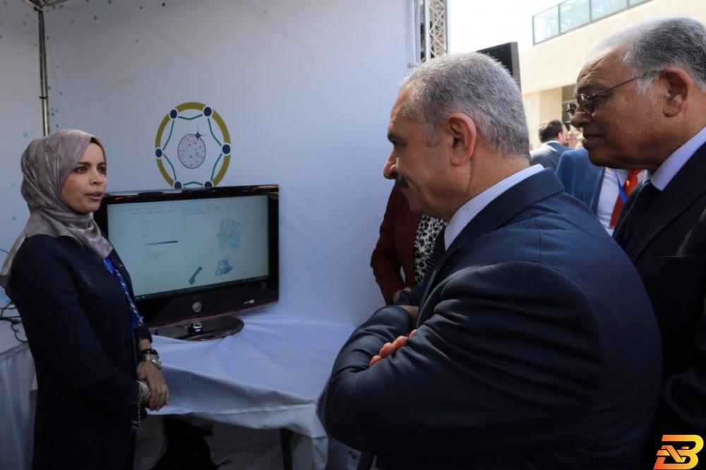 رئيس الوزراء محمد اشتية يزور المعرض الذي أقيم على هامش المهرجان-تصوير وفا اشتية: مبادرة علم البيانات تأخذنا نحو علم المستقبل