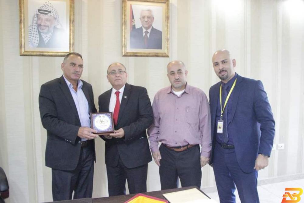 جانب من اللقاء البنك الإسلامي الفلسطيني يدعم بلدية حلحول