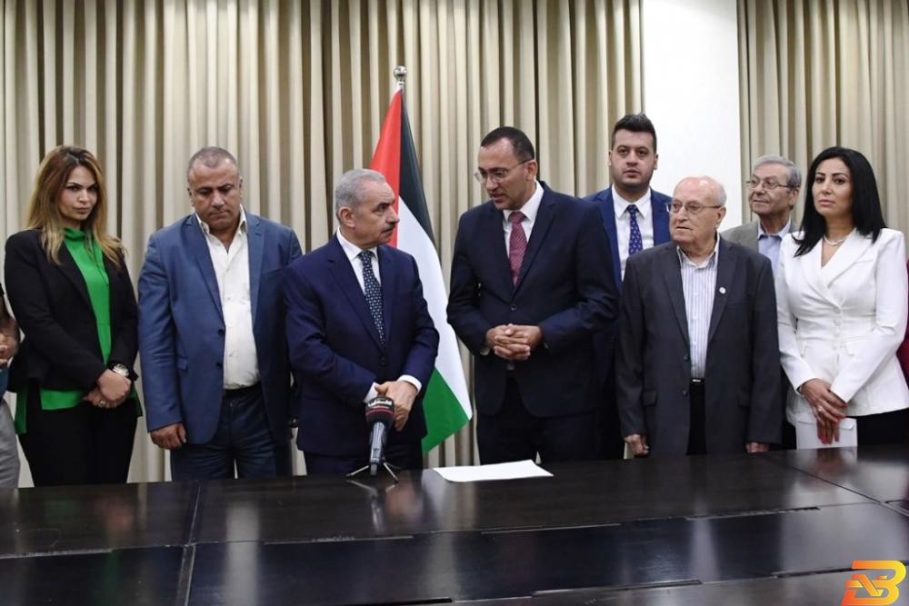 جانب من توقيع الاتفاقيات اشتية يرعى توقيع اتفاقيات منح مالية لـ17 مشروعا