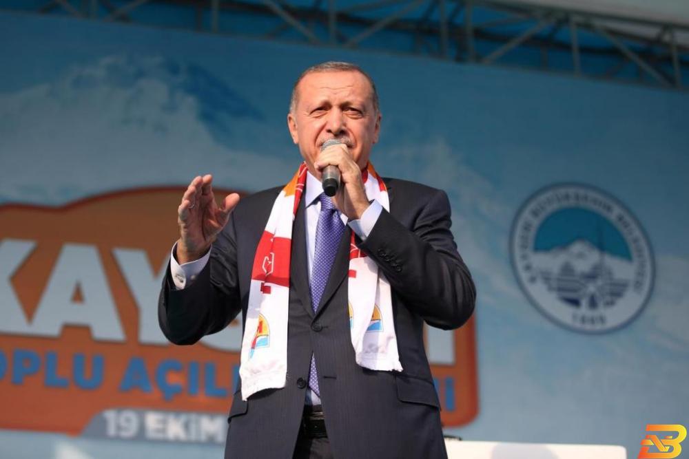 الرئيس التركي رجب طيب أردوغان يلقي كلمة في إقليم قيصري بتركيا يوم السبت. صورة لرويترز من المكتب الصحفي للرئاسة التركية. أردوغان يحث الأتراك على شرب الشاي بدل السجائر الالكترونية