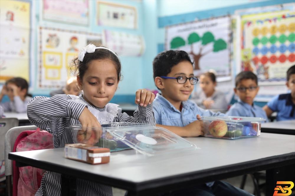 طلاب وطالبات مدارس الأونروا في غزة يستلمون وجباتهم الصحية من مؤسسة قطر الخيرية- تصوير ابراهيم أبو عيشة 80% من أهالي غزة يعتمدون على المساعدات