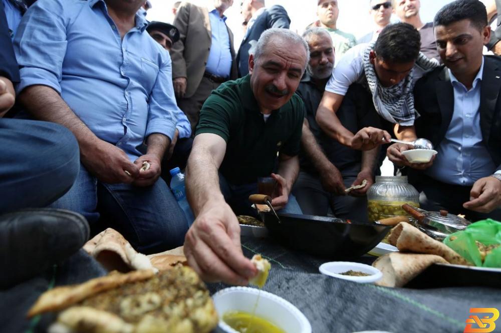 رئيس الوزراء محمد اشتية خلال إطلاقه موسم قطف الزيتون من طولكرم اشتية: منتوجنا الوطني أولوية وسنتخذ كل الإجراءات لتعزيزه