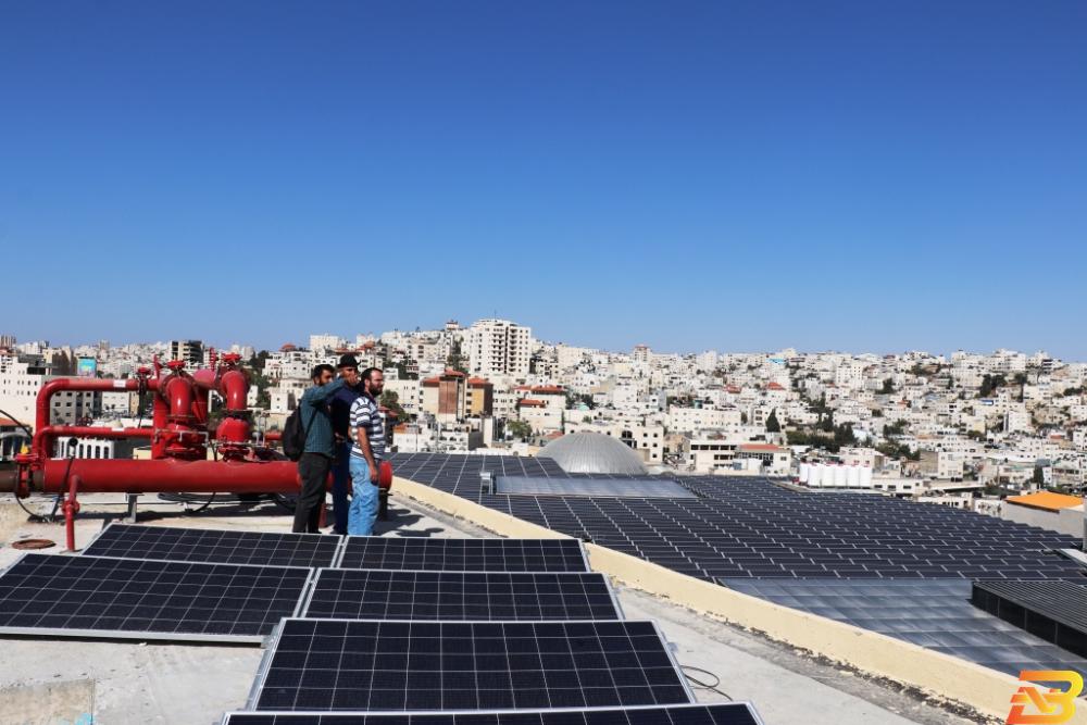 الطواقم الهندسية لشركة كهرباء الخليل تختبر المشروع كهرباء الخليل تختبر أكبر مشروع طاقة شمسية بالمحافظة