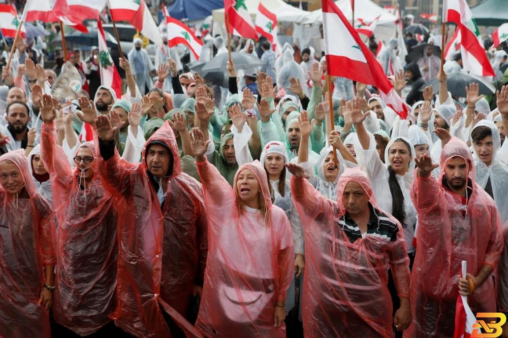 لم تمنع الامطار الغزيرة المتظاهرين من مواصلة احتجاجاتهم وسط العاصمة اللبنانية بيروت (رويترز) بنوك لبنان تظل مغلقة لحين عودة الهدوء وسط مظاهرات عارمة