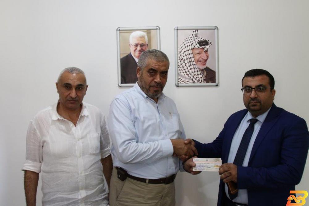 جانب من تسليم الدعم للمؤسسة الإسلامي الفلسطيني يدعم مؤسسة لرعاية مرضى السرطان في غزة