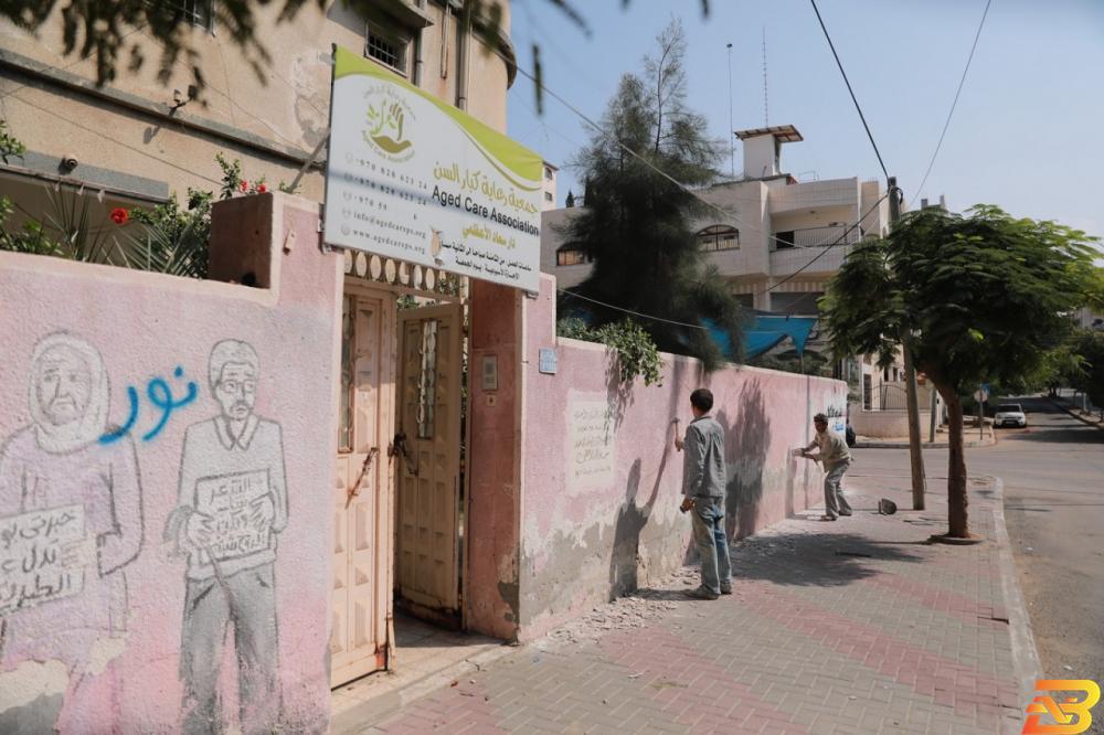 جانب من أعمال التأهيل كريم تدعم تأهيل جزئي لمبنى جمعية كبار السن في غزة