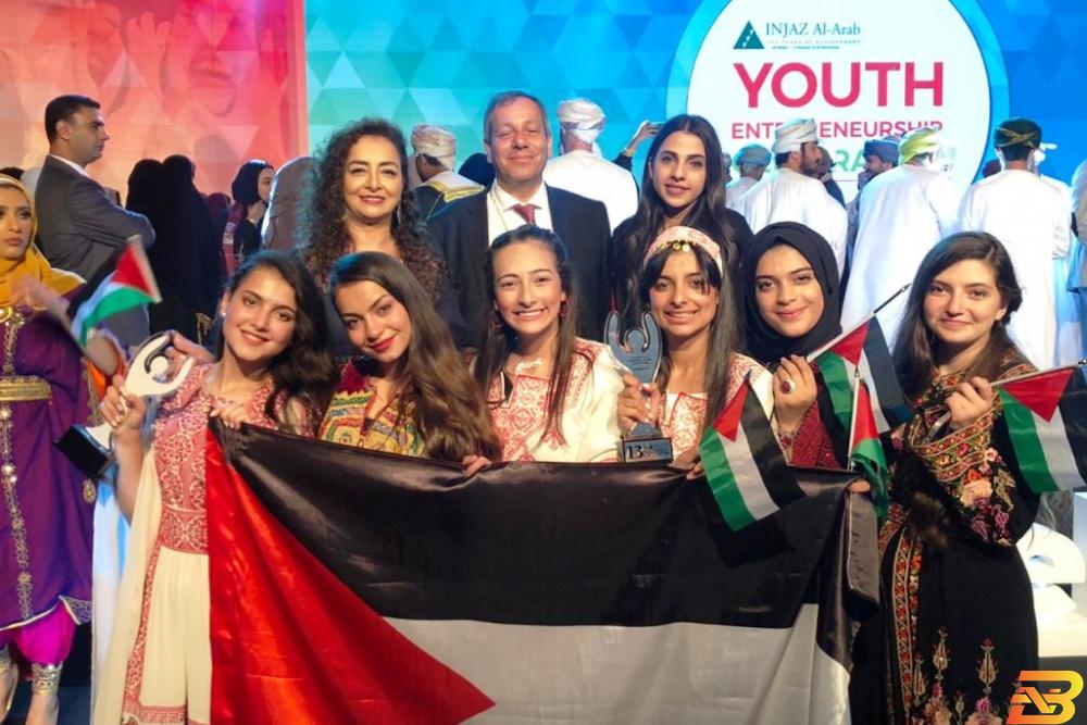 فريق شركة "فرصة" الطلابية الفائز بالمسابقة برعاية من أيبك- دار الطفل العربي تحصد جائزة أفضل شركة طلابية