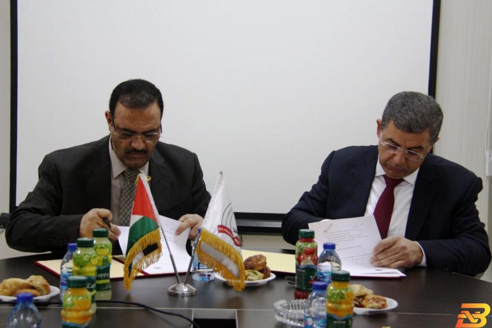 جانب من توقيع الاتفاقية توقيع مذكرة تعاون بين مكافحة الفساد وجمعية رجال الأعمال
